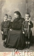 1905, Lwów, Polska.
Włodzimierzowa Dzieduszycka z wnukami: Stanisławem, Ludomirem i Włodzimierzem Cieńskimi.
Fot. NN, zbiory Marii Wielowieyskiej Petrikorich, reprodukcje cyfrowe w Bibliotece Polskiej im. Ignacego Domeyki w Buenos Aires (Biblioteca Polaca Ignacio Domeyko) i w Ośrodku KARTA w Warszawie 



