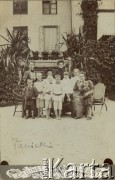 Czerwiec 1906, Pieniaki, woj. tarnopolskie, Polska.
W tle pałac pieniacki zaprojektowany przez   architekta królewskiego Dominika Merliniego. Ostatnim właścicielem Pieniak był Tadeusz hr Cieński, współzałożyciel Stronnictwa Narodowego, senator RP. Uwięziony w 1940 roku przez Sowietów został wywieziony wraz z całą rodziną na zesłanie do Kazachstanu.
Fot. NN, zbiory Marii Wielowieyskiej Petrikorich, reprodukcje cyfrowe w Bibliotece Polskiej im. Ignacego Domeyki w Buenos Aires (Biblioteca Polaca Ignacio Domeyko) i w Ośrodku KARTA w Warszawie 




