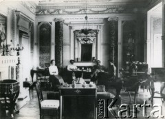 1911, Pieniaki, woj. tarnopolskie, Polska.
Salonik mozaikowy. Magdalena Cieńska, Marria Krasińska, Jan Szembek, Kazimierz Czartoryski.
Fot. NN, zbiory Marii Wielowieyskiej Petrikorich, reprodukcje cyfrowe w Bibliotece Polskiej im. Ignacego Domeyki w Buenos Aires (Biblioteca Polaca Ignacio Domeyko) i w Ośrodku KARTA w Warszawie 



