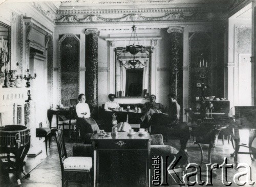1911, Pieniaki, woj. tarnopolskie, Polska.
Salonik mozaikowy. Magdalena Cieńska, Marria Krasińska, Jan Szembek, Kazimierz Czartoryski.
Fot. NN, zbiory Marii Wielowieyskiej Petrikorich, reprodukcje cyfrowe w Bibliotece Polskiej im. Ignacego Domeyki w Buenos Aires (Biblioteca Polaca Ignacio Domeyko) i w Ośrodku KARTA w Warszawie 



