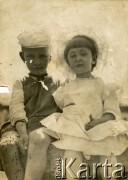1912, Okno, woj. tarnopolskie, Polska.
Jan i Maria.
Fot. NN, zbiory Marii Wielowieyskiej Petrikorich, reprodukcje cyfrowe w Bibliotece Polskiej im. Ignacego Domeyki w Buenos Aires (Biblioteca Polaca Ignacio Domeyko) i w Ośrodku KARTA w Warszawie 




