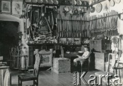 1911, Pieniaki, woj. tarnopolskie, Polska.
Ludomir w pokoju tatusia.
Fot. NN, zbiory Marii Wielowieyskiej Petrikorich, reprodukcje cyfrowe w Bibliotece Polskiej im. Ignacego Domeyki w Buenos Aires (Biblioteca Polaca Ignacio Domeyko) i w Ośrodku KARTA w Warszawie 



