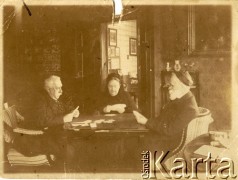 1904, Poturzyca, Polska.
Włodzimierzowa Dzieduszycka, Tadeusz Dzieduszycki, Stanisław Małkowski w siedzibie Dzieduszyckich.
Fot. NN, zbiory Marii Wielowieyskiej Petrikorich, reprodukcje cyfrowe w Bibliotece Polskiej im. Ignacego Domeyki w Buenos Aires (Biblioteca Polaca Ignacio Domeyko) i w Ośrodku KARTA w Warszawie 



