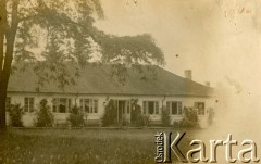 1911, Okno, woj. tarnopolskie, Polska.
Dwór.
Fot. NN, zbiory Marii Wielowieyskiej Petrikorich, reprodukcje cyfrowe w Bibliotece Polskiej im. Ignacego Domeyki w Buenos Aires (Biblioteca Polaca Ignacio Domeyko) i w Ośrodku KARTA w Warszawie 



