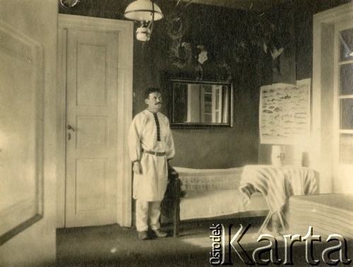 1907, woj. tarnopolskie, Polska.
Hucuł. 
Fot. NN, zbiory Marii Wielowieyskiej Petrikorich, reprodukcje cyfrowe w Bibliotece Polskiej im. Ignacego Domeyki w Buenos Aires (Biblioteca Polaca Ignacio Domeyko) i w Ośrodku KARTA w Warszawie 




