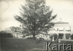 1911, Pieniaki, woj. tarnopolskie, Polska.
Dwór.
Fot. NN, zbiory Marii Wielowieyskiej Petrikorich, reprodukcje cyfrowe w Bibliotece Polskiej im. Ignacego Domeyki w Buenos Aires (Biblioteca Polaca Ignacio Domeyko) i w Ośrodku KARTA w Warszawie 



