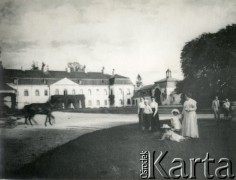 1911, Pieniaki, woj. tarnopolskie, Polska.
Magdalena, Ludomir, Maria Kosińska, Jadwiga, Anna, mamusia, Franciszek Nowozolnik, Włodzimierz, Walenty zajeżdża powozem. 
Fot. NN, zbiory Marii Wielowieyskiej Petrikorich, reprodukcje cyfrowe w Bibliotece Polskiej im. Ignacego Domeyki w Buenos Aires (Biblioteca Polaca Ignacio Domeyko) i w Ośrodku KARTA w Warszawie 



