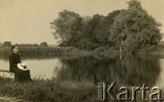 1913, Okno, woj. tarnopolskie, Polska.
Kobieta z rodziny Cieńskich nad stawem ogrodowym przy majątku w Oknie.
Fot. NN, zbiory Marii Wielowieyskiej Petrikorich, reprodukcje cyfrowe w Bibliotece Polskiej im. Ignacego Domeyki w Buenos Aires (Biblioteca Polaca Ignacio Domeyko) i w Ośrodku KARTA w Warszawie 



