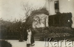 1911, Pieniaki, woj. tarnopolskie, Polska.
Magdalena, mamusia i Jadwigaa Cieńskie z Cieni herbu Pomian.
Fot. NN, zbiory Marii Wielowieyskiej Petrikorich, reprodukcje cyfrowe w Bibliotece Polskiej im. Ignacego Domeyki w Buenos Aires (Biblioteca Polaca Ignacio Domeyko) i w Ośrodku KARTA w Warszawie 



