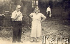 Lata 40., Apostoles, Misiones, Argentyna.
Estanislao Ryś i Genoveva Tutek.
Fot. NN, zbiory Asociación Polaca de Posadas, udostępniła Fabiana Śniechowski, reprodukcje cyfrowe w Bibliotece Polskiej im. Ignacego Domeyki w Buenos Aires (Biblioteca Polaca Ignacio Domeyko) i w Ośrodku KARTA w Warszawie 



