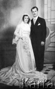 Lata 30., Apostoles, Misiones, Argentyna.
Fotografia ślubna Anity Dominik i Estanislao Tutak.
Fot. NN, zbiory Asociación Polaca de Posadas, udostępniła Fabiana Śniechowski, reprodukcje cyfrowe w Bibliotece Polskiej im. Ignacego Domeyki w Buenos Aires (Biblioteca Polaca Ignacio Domeyko) i w Ośrodku KARTA w Warszawie 



