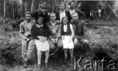 Lata 40., Gobernador Lanusse, Misiones, 
Mieszkańcy kolonii podczas świętowania (asado).
Fot. NN, zbiory Asociación Polaca de Posadas, udostępniła Fabiana Śniechowski, reprodukcje cyfrowe w Bibliotece Polskiej im. Ignacego Domeyki w Buenos Aires (Biblioteca Polaca Ignacio Domeyko) i w Ośrodku KARTA w Warszawie 




