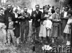 Lata 40., Gobernador Lanusse, Misiones, Argentyna.
Mieszkańcy kolonii podczas świętowania (asado).
Fot. NN, zbiory Asociación Polaca de Posadas, udostępniła Fabiana Śniechowski, reprodukcje cyfrowe w Bibliotece Polskiej im. Ignacego Domeyki w Buenos Aires (Biblioteca Polaca Ignacio Domeyko) i w Ośrodku KARTA w Warszawie 



