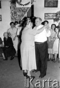 1957, Apostoles, Misiones, Polonia.
Martin Swiderski i Genoveva Komisarski podczas uroczystości w swoim domu rodzinnym w towarzystwie rodziny i przyjaciół. Dom istnieje do dzisiaj w pobliżu wytwórni mate Rosamonte.
Fot. NN, zbiory Asociación Polaca de Posadas, udostępniła Fabiana Śniechowski, reprodukcje cyfrowe w Bibliotece Polskiej im. Ignacego Domeyki w Buenos Aires (Biblioteca Polaca Ignacio Domeyko) i w Ośrodku KARTA w Warszawie 



