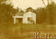 Lata 50., Apostoles, Misiones, Argentyna.
Dom rodzinny Agaty Kucy. 
Fot. NN, zbiory Asociación Polaca de Posadas, udostępniła Fabiana Śniechowski, reprodukcje cyfrowe w Bibliotece Polskiej im. Ignacego Domeyki w Buenos Aires (Biblioteca Polaca Ignacio Domeyko) i w Ośrodku KARTA w Warszawie 




