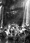 1957, Cataractas  de Iguazu, Misiones, Argentyna.
Kazimiera Kotur de Przysiężnik z rodzicami i przyjaciółmi.
Fot. NN, zbiory Asociación Polaca de Posadas, udostępniła Fabiana Śniechowski, reprodukcje cyfrowe w Bibliotece Polskiej im. Ignacego Domeyki w Buenos Aires (Biblioteca Polaca Ignacio Domeyko) i w Ośrodku KARTA w Warszawie 



