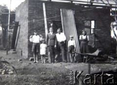 Lata 40, Apostoles, Argentyna.
Budowa domu Luisa Przysiężnika.
Fot. NN, zbiory Asociación Polaca de Posadas, udostępniła Fabiana Śniechowski, reprodukcje cyfrowe w Bibliotece Polskiej im. Ignacego Domeyki w Buenos Aires (Biblioteca Polaca Ignacio Domeyko) i w Ośrodku KARTA w Warszawie 




