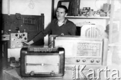 Lata 50., Apostoles, Misiones, Argentyna.
Eduardo Lachowski w swoim warszatcie radiowym.
Fot. NN, zbiory Asociación Polaca de Posadas, udostępniła Fabiana Śniechowski, reprodukcje cyfrowe w Bibliotece Polskiej im. Ignacego Domeyki w Buenos Aires (Biblioteca Polaca Ignacio Domeyko) i w Ośrodku KARTA w Warszawie 



