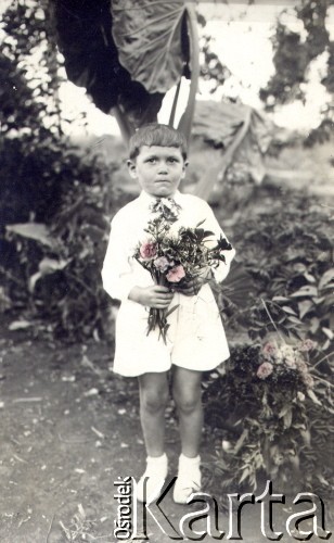 Lata 30., Kolonia Fram, prow. Itapua, Paragwaj.
Eduardo Lachowski w pierwszym dniu szkoły.
Fot. NN, zbiory Asociación Polaca de Posadas, udostępniła Fabiana Śniechowski, reprodukcje cyfrowe w Bibliotece Polskiej im. Ignacego Domeyki w Buenos Aires (Biblioteca Polaca Ignacio Domeyko) i w Ośrodku KARTA w Warszawie 



