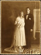 1930-1940, Cachuera, Misiones, Argentyna.
Fotografia ślubna Enrici Szychowskiej i Jose Śniechowskiego. Enrica (ur.21.02.1917) była córką Juana Szychowskiego i Bronisławy Kruchowski. Jose był z zawodu stolarzem. Małzeństwo Szychowskich miało pięcioro dzieci: Roberto, Ernesto, Rulito, Hugo, Teresitę i Miguela Angela.
Fot. NN, zbiory Asociación Polaca de Posadas, udostępniła Fabiana Śniechowski, reprodukcje cyfrowe w Bibliotece Polskiej im. Ignacego Domeyki w Buenos Aires (Biblioteca Polaca Ignacio Domeyko) i w Ośrodku KARTA w Warszawie 



