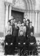 1940-1950, Itati, prow. Corrientes, Argentyna.
Esteban Tutak przed wejściem do bazyliki Najświętszej Marii Panny.
Fot. NN, zbiory Asociación Polaca de Posadas, udostępniła Fabiana Śniechowski, reprodukcje cyfrowe w Bibliotece Polskiej im. Ignacego Domeyki w Buenos Aires (Biblioteca Polaca Ignacio Domeyko) i w Ośrodku KARTA w Warszawie 



