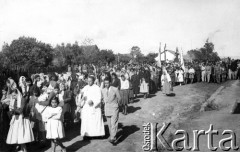 Lata 50., Fram, prow. Itapua, Paragwaj.
Procesja mieszkańców miasteczka z figurą Matki Boskiej.
Fot. NN, zbiory Asociación Polaca de Posadas, udostępniła Fabiana Śniechowski, reprodukcje cyfrowe w Bibliotece Polskiej im. Ignacego Domeyki w Buenos Aires (Biblioteca Polaca Ignacio Domeyko) i w Ośrodku KARTA w Warszawie 



