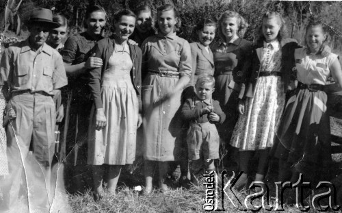 Lata 60., Wanda, Misiones, Argentyna.
Rodzina Kazimiery Kotur de Przysiężnik. 
Fot. NN, zbiory Asociación Polaca de Posadas, udostępniła Fabiana Śniechowski, reprodukcje cyfrowe w Bibliotece Polskiej im. Ignacego Domeyki w Buenos Aires (Biblioteca Polaca Ignacio Domeyko) i w Ośrodku KARTA w Warszawie 



