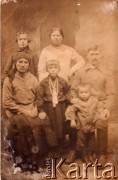 1929, Polska.
Portret rodziny Przysiężnik. Od prawej Antonio trzymający  w ramionach Luisa, po lewej siedzi  Anna, z tyłu w środku siotra Anny - Jadwiga, obok niej matka Luisa Józefa.
Fot. NN, zbiory Asociación Polaca de Posadas, udostępniła Fabiana Śniechowski, reprodukcje cyfrowe w Bibliotece Polskiej im. Ignacego Domeyki w Buenos Aires (Biblioteca Polaca Ignacio Domeyko) i w Ośrodku KARTA w Warszawie 



