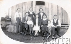 1940, Obera, Misiones, Argentyna.
Rodzina Przysiężnik. Od lewej: Luis w ramionach ojca Ladislao, obok siostra Jadwiga i mama Josefa oraz sąsiedzi.
Fot. NN, zbiory Asociación Polaca de Posadas, udostępniła Fabiana Śniechowski, reprodukcje cyfrowe w Bibliotece Polskiej im. Ignacego Domeyki w Buenos Aires (Biblioteca Polaca Ignacio Domeyko) i w Ośrodku KARTA w Warszawie 



