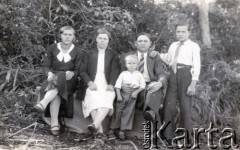 1940, Obera, Argentyna.
Rodzina Przysiężników. Od lewej: Jadwiga, jej matka Józefa, obok Władysław, ojciec Michał i Ludwik.
Fot. NN, zbiory Asociación Polaca de Posadas, udostępniła Fabiana Śniechowski, reprodukcje cyfrowe w Bibliotece Polskiej im. Ignacego Domeyki w Buenos Aires (Biblioteca Polaca Ignacio Domeyko) i w Ośrodku KARTA w Warszawie 




