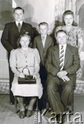 1946, Apostoles, Misiones, Argentyna.
Portret rodziny Przysiężnik. Z tyłu za rodzicami stoi Luis Przysiężnik.
Fot. NN, zbiory Asociación Polaca de Posadas, udostępniła Fabiana Śniechowski, reprodukcje cyfrowe w Bibliotece Polskiej im. Ignacego Domeyki w Buenos Aires (Biblioteca Polaca Ignacio Domeyko) i w Ośrodku KARTA w Warszawie 



