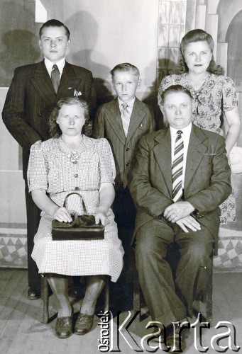 1946, Apostoles, Misiones, Argentyna.
Portret rodziny Przysiężnik. Z tyłu za rodzicami stoi Luis Przysiężnik.
Fot. NN, zbiory Asociación Polaca de Posadas, udostępniła Fabiana Śniechowski, reprodukcje cyfrowe w Bibliotece Polskiej im. Ignacego Domeyki w Buenos Aires (Biblioteca Polaca Ignacio Domeyko) i w Ośrodku KARTA w Warszawie 



