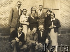 Lata 50., Misiones, Argentyna.
Rodzina Szychowskich w swojej posiadłości w Cachuera. Stoją od lewej: Edmundo, Susana, Bronislawa Kruchowski, Enrica, Ricardo y Carolina. U dołu: Juan Alfredo, Albino José y Don Juan.
u dołu od lewej Juan Alfredo 