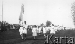 25.05.1949, Azara, Misiones, Argentyna.
Ada Kalafarski niesie sztandar w trakcie święta narodowego Rewolucji Majowej.
Fot. NN, zbiory Asociación Polaca de Posadas, udostępniła Fabiana Śniechowski, reprodukcje cyfrowe w Bibliotece Polskiej im. Ignacego Domeyki w Buenos Aires (Biblioteca Polaca Ignacio Domeyko) i w Ośrodku KARTA w Warszawie 



