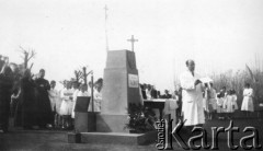 Lata 30., Azara, Misiones, Argentyna.
Inauguracja głównego placu w Azara, przemawia Rodolfo Romero.
Fot. NN, zbiory Asociación Polaca de Posadas, udostępniła Fabiana Śniechowski, reprodukcje cyfrowe w Bibliotece Polskiej im. Ignacego Domeyki w Buenos Aires (Biblioteca Polaca Ignacio Domeyko) i w Ośrodku KARTA w Warszawie 



