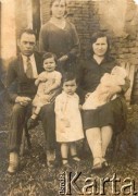 1940, Azara, Misiones, Argentyna.
Antonio Idzi, Cecilia, Leonor Idzi, Catalina Juzek z Josefą Idzi, obok Paulina Idzi.
Fot. NN, zbiory Asociación Polaca de Posadas, udostępniła Fabiana Śniechowski, reprodukcje cyfrowe w Bibliotece Polskiej im. Ignacego Domeyki w Buenos Aires (Biblioteca Polaca Ignacio Domeyko) i w Ośrodku KARTA w Warszawie 



