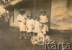 Lata 40., Azara, Misiones, Argentyna.
Cecilia, Leonor, Josefa, Francisca i Miguel Idzi.
Fot. NN, zbiory Asociación Polaca de Posadas, udostępniła Fabiana Śniechowski, reprodukcje cyfrowe w Bibliotece Polskiej im. Ignacego Domeyki w Buenos Aires (Biblioteca Polaca Ignacio Domeyko) i w Ośrodku KARTA w Warszawie 



