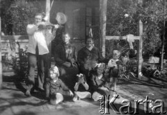 Lata 40., Azara, Misiones, Argentyna.
Tadeo Kalafarski, Juan Kalafarski, Katalina B. de Kalafarski i wnuki: Antonia Merenda, Angel Juan Kalafarski i Ada Maria Kalafarski.
Fot. NN, zbiory Asociación Polaca de Posadas, udostępniła Fabiana Śniechowski, reprodukcje cyfrowe w Bibliotece Polskiej im. Ignacego Domeyki w Buenos Aires (Biblioteca Polaca Ignacio Domeyko) i w Ośrodku KARTA w Warszawie 



