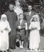 1947, Azara, Misiones, Argentyna.
Pierwsza Komunia Ines Teresity, Angel Juana i Ady Marii, z tyłu wujkowie Juan Kalafarski i ojciec Casimiro Kalafarski.
Fot. NN, zbiory Asociación Polaca de Posadas, udostępniła Fabiana Śniechowski, reprodukcje cyfrowe w Bibliotece Polskiej im. Ignacego Domeyki w Buenos Aires (Biblioteca Polaca Ignacio Domeyko) i w Ośrodku KARTA w Warszawie 



