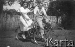 1951, Azara, Misiones, Argentyna.
Rodzeństwo Angel i Ada Maria na rowerze.
Fot. NN, zbiory Asociación Polaca de Posadas, udostępniła Fabiana Śniechowski, reprodukcje cyfrowe w Bibliotece Polskiej im. Ignacego Domeyki w Buenos Aires (Biblioteca Polaca Ignacio Domeyko) i w Ośrodku KARTA w Warszawie 



