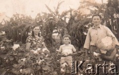 Lata 30., Kolonia Fram, prow. Itapúa, Paragwaj.
Rodzina Lachowski na swoim polu (chacra).
Fot. NN, zbiory Asociación Polaca de Posadas, udostępniła Fabiana Śniechowski, reprodukcje cyfrowe w Bibliotece Polskiej im. Ignacego Domeyki w Buenos Aires (Biblioteca Polaca Ignacio Domeyko) i w Ośrodku KARTA w Warszawie 



