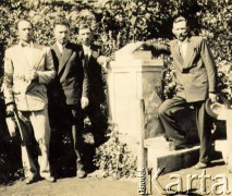 Lata 40., Apostoles, Misiones, Argentyna.
Synowie Juana Maximowicza przy grobie.
Fot. NN, zbiory Asociación Polaca de Posadas, udostępniła Fabiana Śniechowski, reprodukcje cyfrowe w Bibliotece Polskiej im. Ignacego Domeyki w Buenos Aires (Biblioteca Polaca Ignacio Domeyko) i w Ośrodku KARTA w Warszawie 



