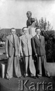 1947, Apostoles, Misiones, Argentyna.
Tomas Kurpaska w środku, Wenceslao i Rodolfo Radkowski. Weterani II wojny światowej, prawdopodobnie piloci.
Fot. NN, zbiory Asociación Polaca de Posadas, udostępniła Fabiana Śniechowski, reprodukcje cyfrowe w Bibliotece Polskiej im. Ignacego Domeyki w Buenos Aires (Biblioteca Polaca Ignacio Domeyko) i w Ośrodku KARTA w Warszawie 



