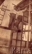 Lata 30., Apostoles, Misiones, Argentyna.
Jose Śniechowski i Ladislao Zubrzycki podczas budowy domu.
Fot. NN, zbiory Asociación Polaca de Posadas, udostępniła Fabiana Śniechowski, reprodukcje cyfrowe w Bibliotece Polskiej im. Ignacego Domeyki w Buenos Aires (Biblioteca Polaca Ignacio Domeyko) i w Ośrodku KARTA w Warszawie 



