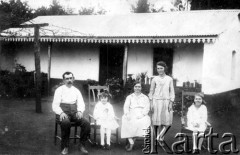 Lata 40., Apostoles lub Obera, Misiones, Argentyna.
Matias Bloseck i Catalina Maximowicz wraz z córkami przed swoim domem.
Fot. NN, zbiory Asociación Polaca de Posadas, udostępniła Fabiana Śniechowski, reprodukcje cyfrowe w Bibliotece Polskiej im. Ignacego Domeyki w Buenos Aires (Biblioteca Polaca Ignacio Domeyko) i w Ośrodku KARTA w Warszawie 



