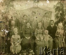 1901-1910, Apostoles, Misiones, Argentyna.
Fotografia ślubna rodzin Tuzinkiewicz i Kamiński. Obie rodziny przyjechały do Argentyny w 1901 roku.
Fot. NN, zbiory Asociación Polaca de Posadas, udostępniła Fabiana Śniechowski, reprodukcje cyfrowe w Bibliotece Polskiej im. Ignacego Domeyki w Buenos Aires (Biblioteca Polaca Ignacio Domeyko) i w Ośrodku KARTA w Warszawie 



