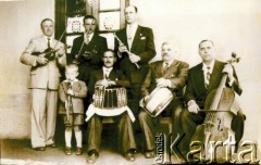 1947, Apostoles, Misiones, Argentyna.
Zespół Kay Kay. Od lewej do prawej: Tomas Kurpaska, Franciso Jaskoloski, Alfredo Swiderski. Siedzą od prawej: Estanislaw Ryś, Martin Świerski, Eduardo Yaskolowski i syn Stanislaw Ryś.
Fot. NN, zbiory Asociación Polaca de Posadas, udostępniła Fabiana Śniechowski, reprodukcje cyfrowe w Bibliotece Polskiej im. Ignacego Domeyki w Buenos Aires (Biblioteca Polaca Ignacio Domeyko) i w Ośrodku KARTA w Warszawie 



