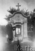 Lata 30., Apostoles, Misiones, Argentyna.
Ojciec Broni przy grobie Antonii Zubrzycki zmarłej 22 lipca 1929, urodzonej w 1864 roku.
Fot. NN, zbiory Asociación Polaca de Posadas, udostępniła Fabiana Śniechowski, reprodukcje cyfrowe w Bibliotece Polskiej im. Ignacego Domeyki w Buenos Aires (Biblioteca Polaca Ignacio Domeyko) i w Ośrodku KARTA w Warszawie 



