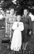 Lata 50., Polska.
Pamiątka Pierwszej Komunii Świętej krewnych z Polski.
Fot. NN, zbiory Asociación Polaca de Posadas, udostępniła Fabiana Śniechowski, reprodukcje cyfrowe w Bibliotece Polskiej im. Ignacego Domeyki w Buenos Aires (Biblioteca Polaca Ignacio Domeyko) i w Ośrodku KARTA w Warszawie 



