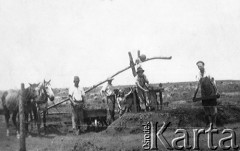 Lata 30., okolice Posadas, Misiones, Argentyna.
Wytwórnia cegieł - kuzyni z rodzin Szeliga i Maximowicz.
Fot. NN, zbiory Asociación Polaca de Posadas, udostępniła Fabiana Śniechowski, reprodukcje cyfrowe w Bibliotece Polskiej im. Ignacego Domeyki w Buenos Aires (Biblioteca Polaca Ignacio Domeyko) i w Ośrodku KARTA w Warszawie 




